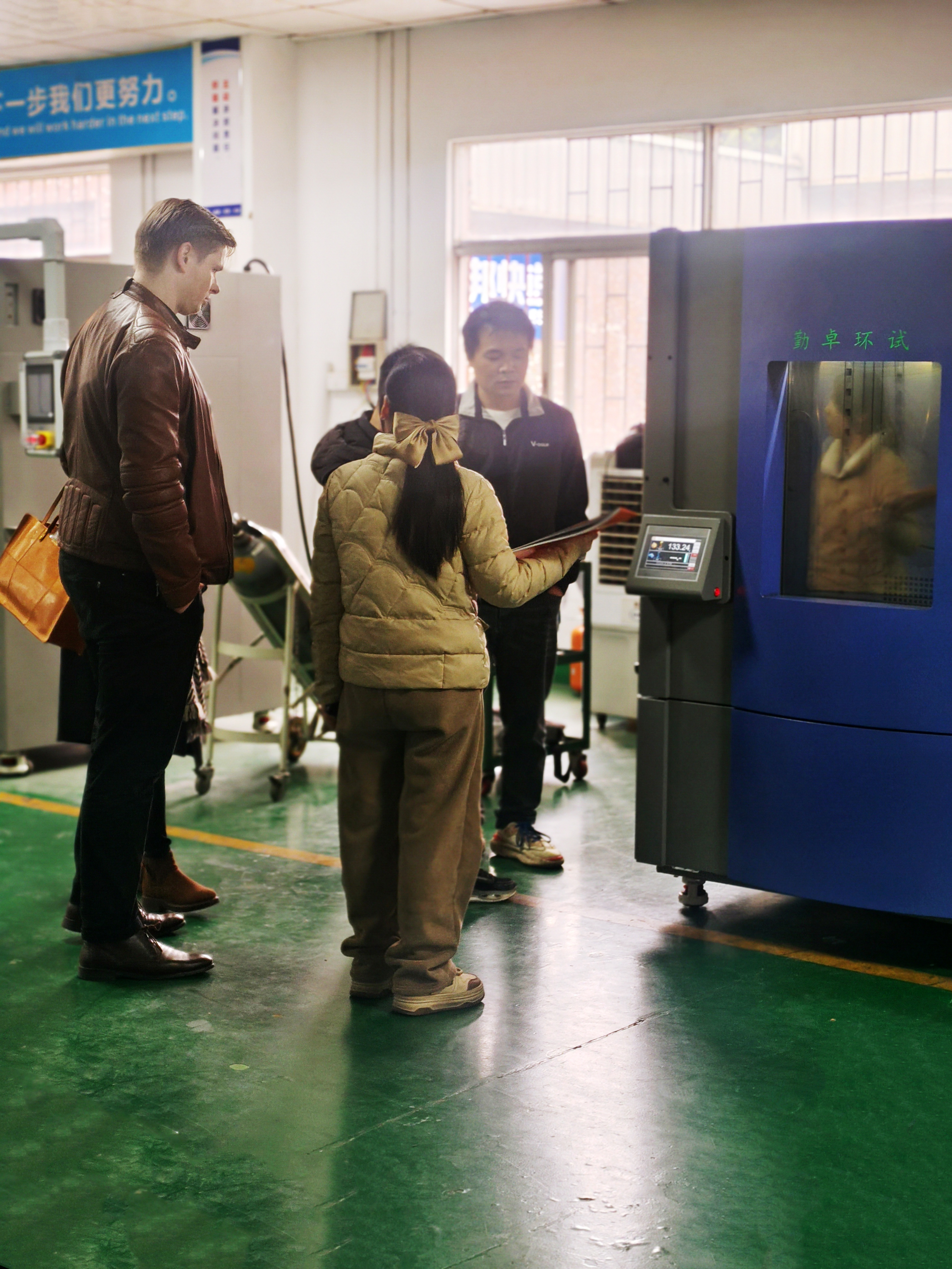 外企客戶攜帶產品至勤卓環境測試車間進行高低溫濕熱試驗