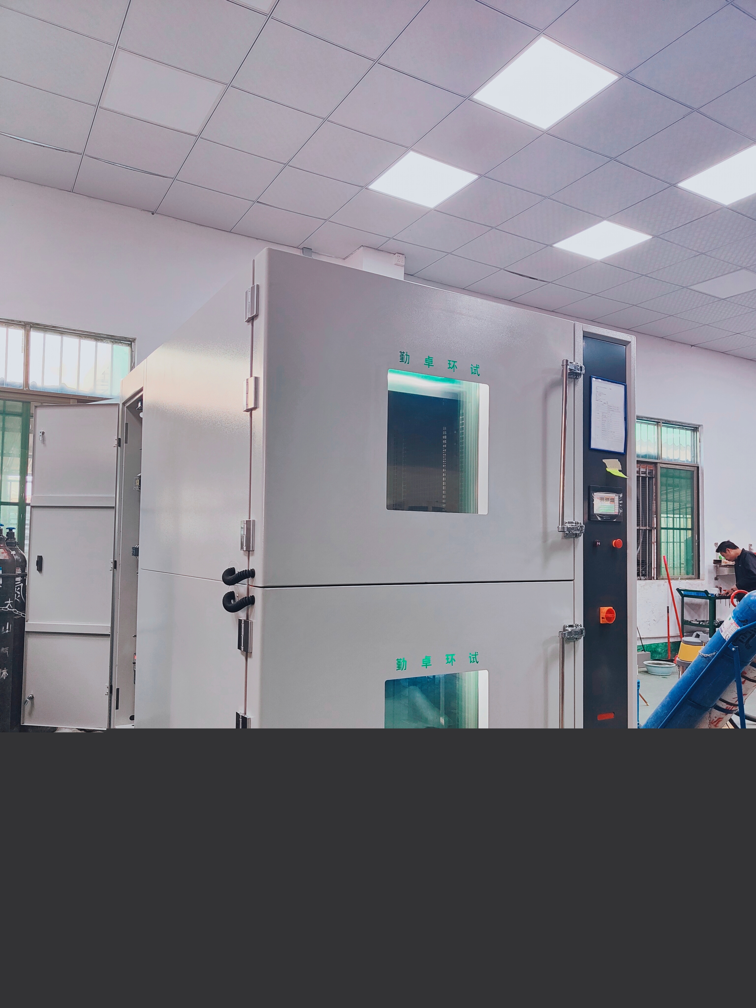 如果高低溫沖擊試驗(yàn)箱運(yùn)行中途吊籃卡殼怎么辦