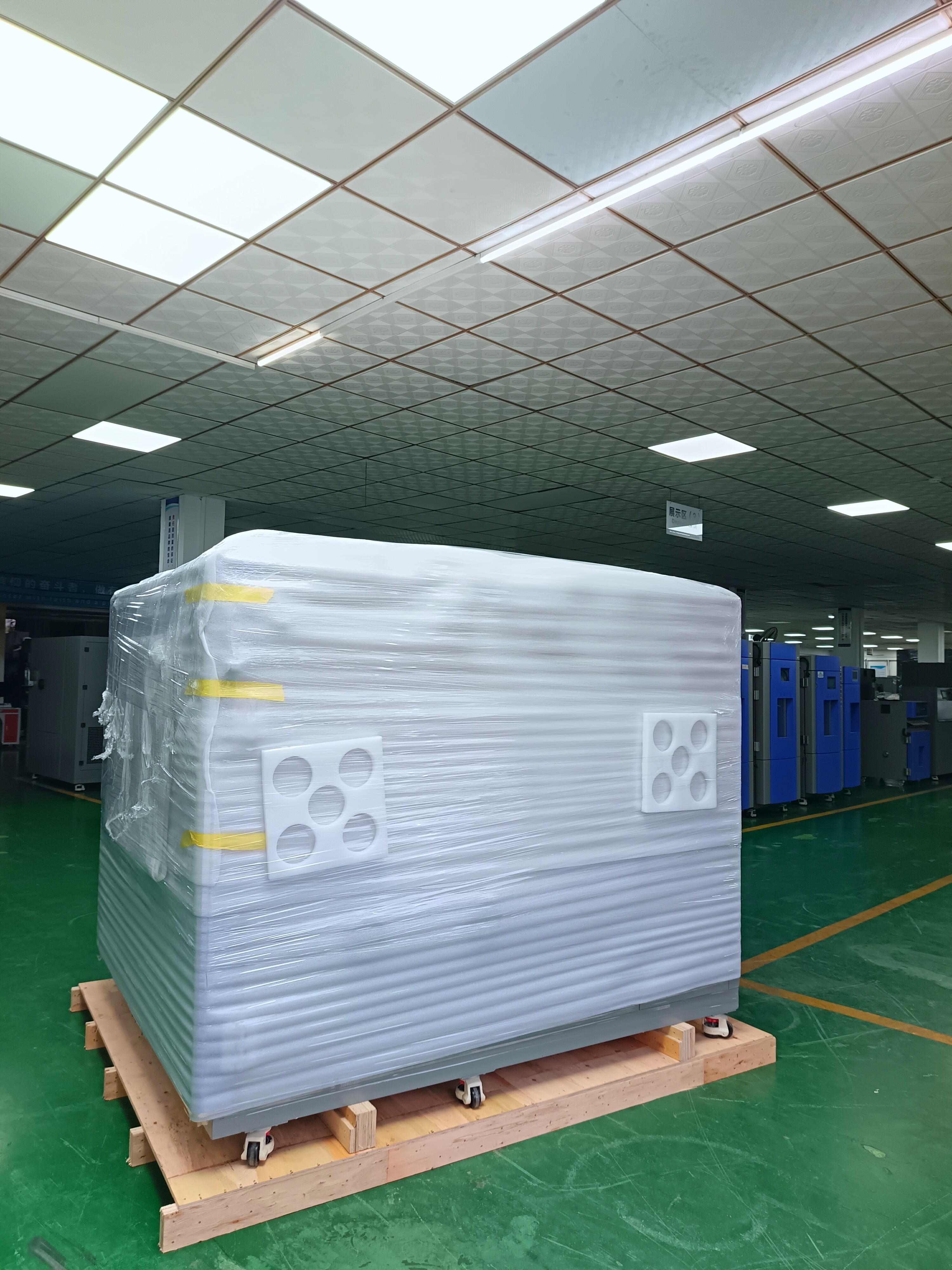 高低溫試驗(yàn)箱車間打包現(xiàn)場(chǎng)